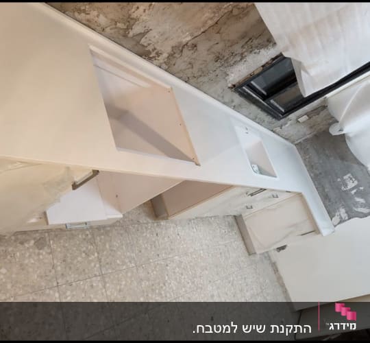 משטח שיש לבן עם חור לכיור במטבח